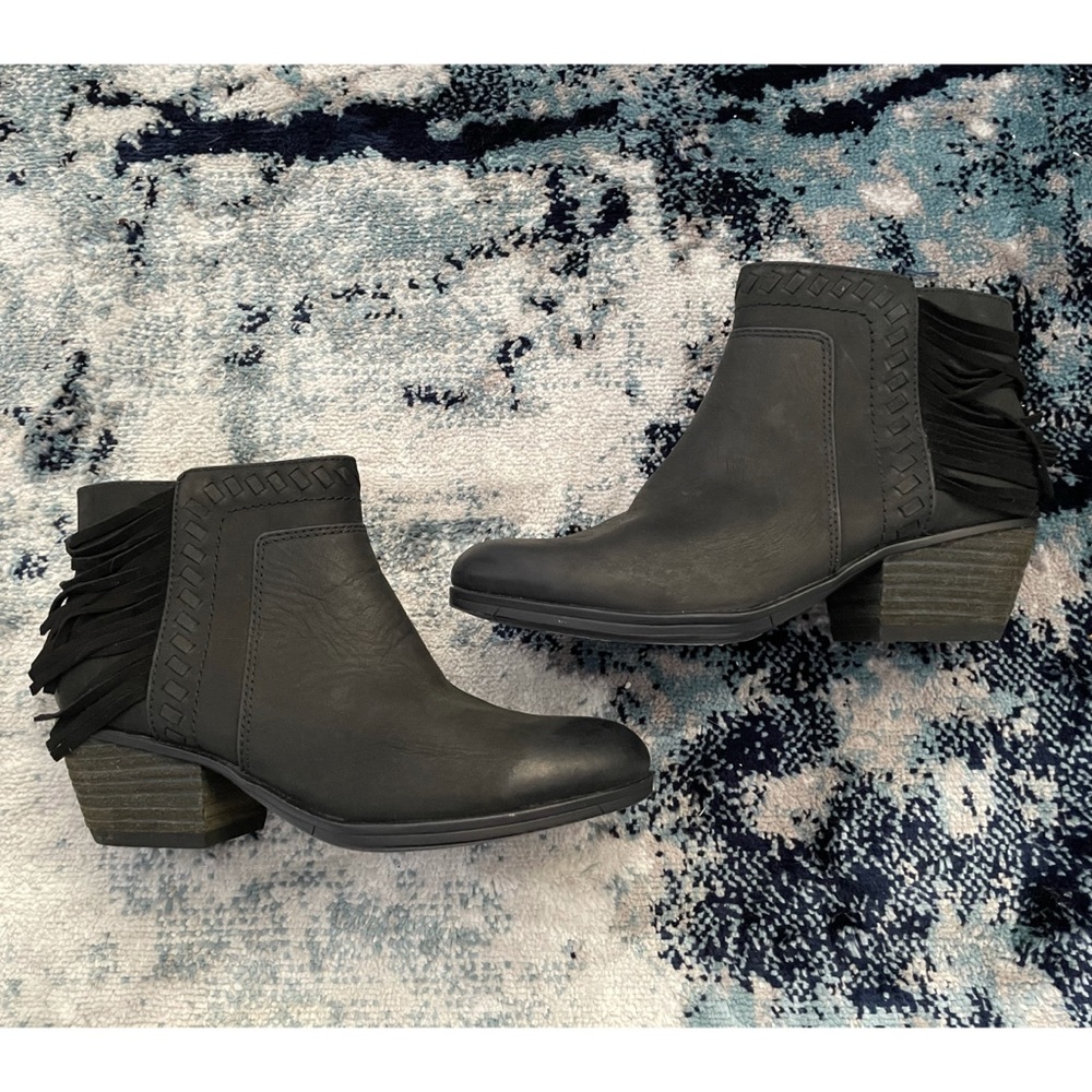 CLARKS Artisan Galata Flora booties size 5.5
